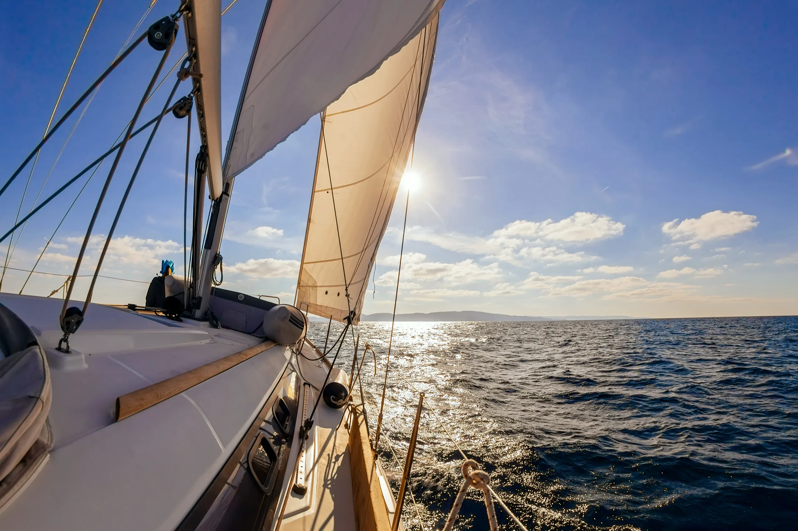 DiLog auf See – Dein digitales Logbuch für Segelreisen Segelboot auf offener See bei Sonnenuntergang – DiLog digitales Logbuch