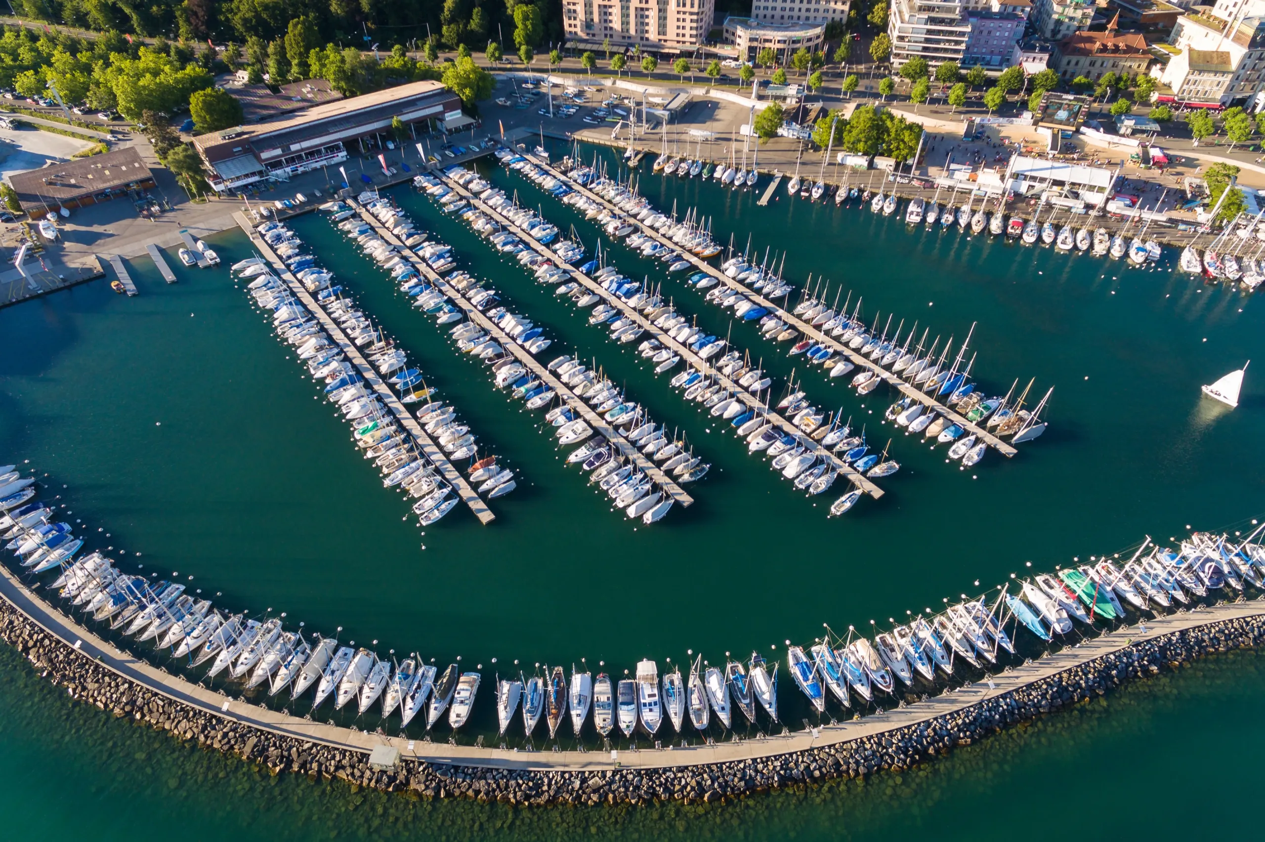 Marina mit Bootsflotte aus der Vogelperspektive – DiLog Flottenmanagement
