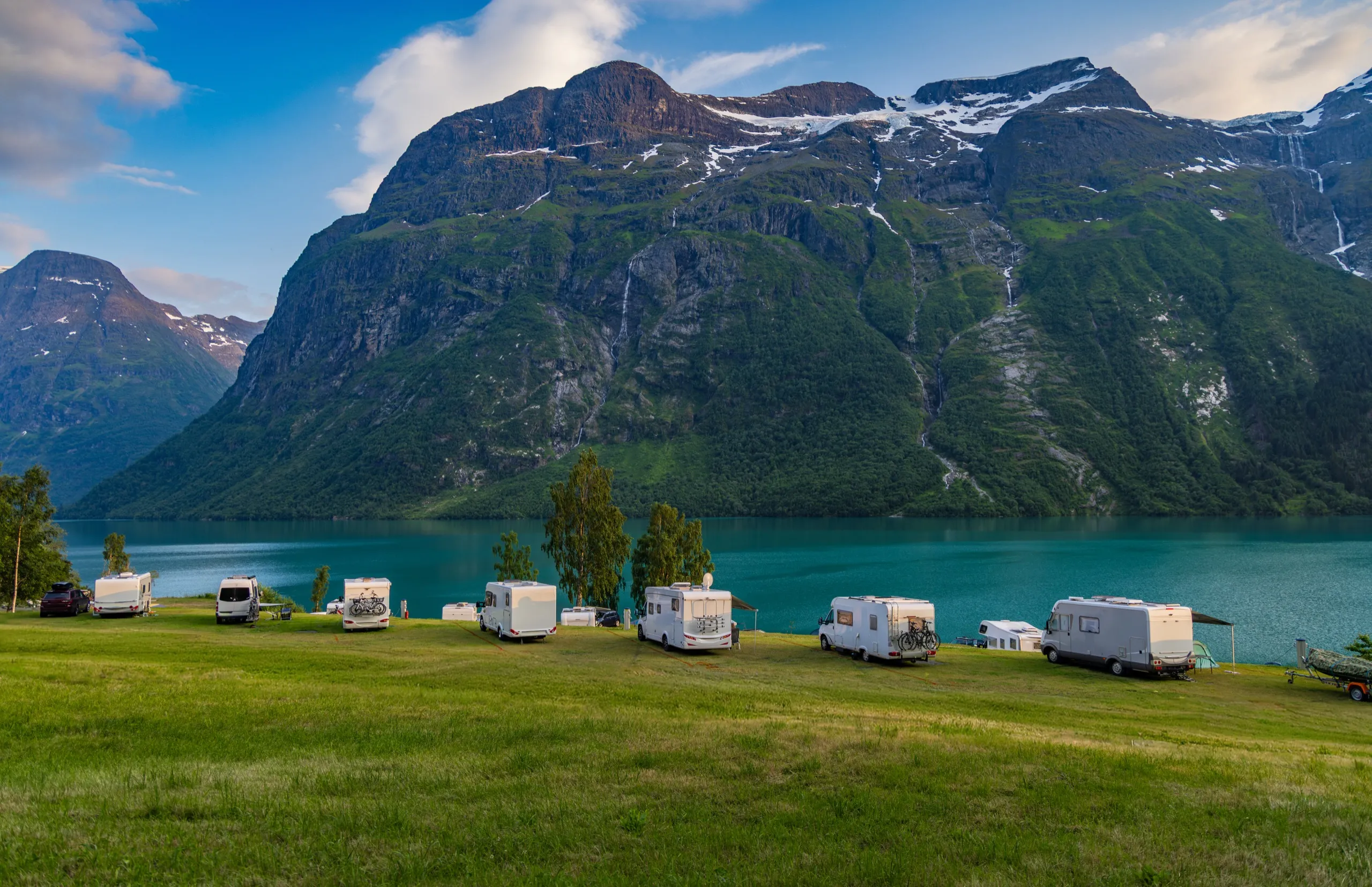 Wohnmobil-Flotte vor norwegischem Bergsee – DiLog Fuhrparkmanagement
